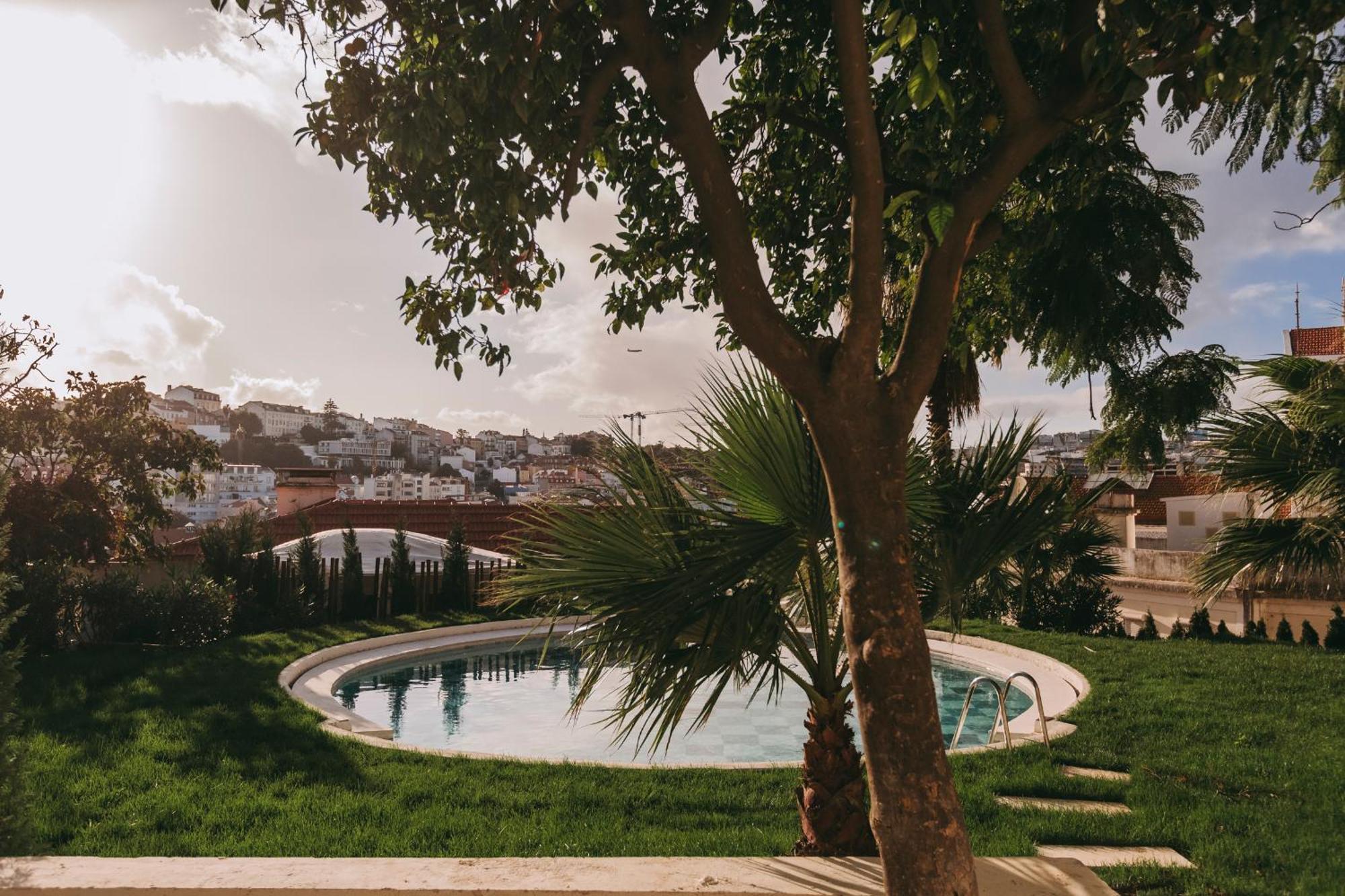 Torel Palace Lisboa Екстериор снимка View of the swimming pool