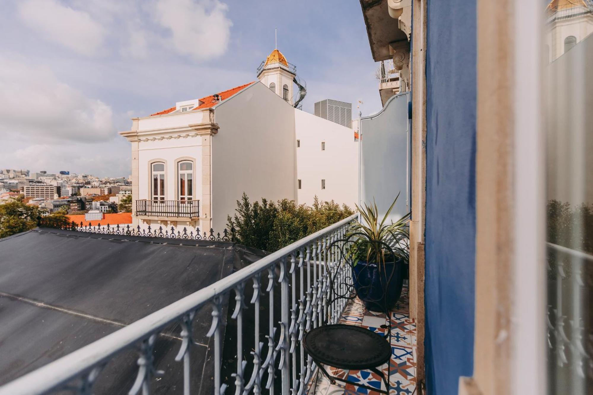 Torel Palace Lisbon Hotel Стая снимка A typical view from a guest room at the hotel