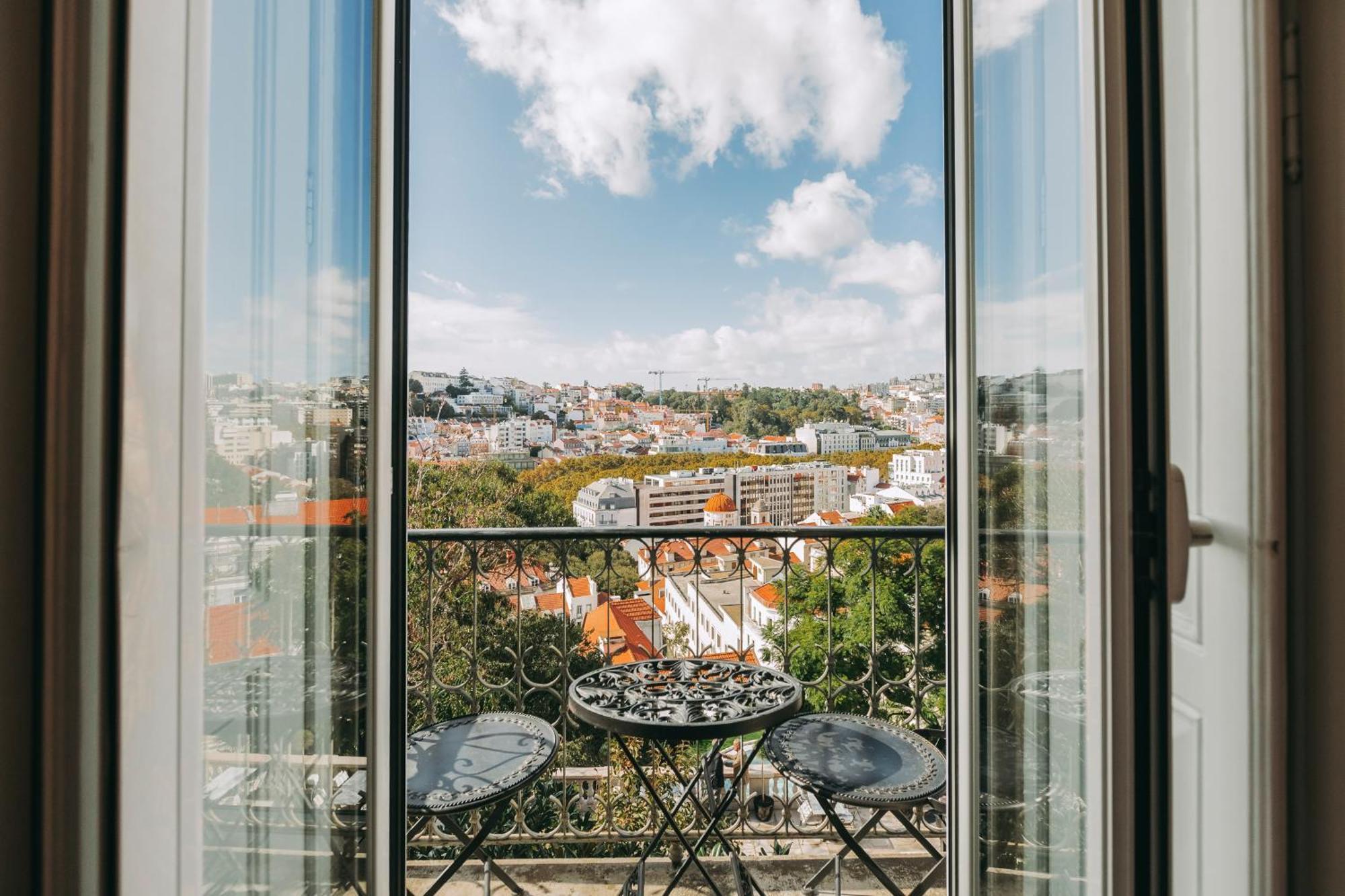 Torel Palace Lisbon Hotel Стая снимка View from the window of a room at the hotel